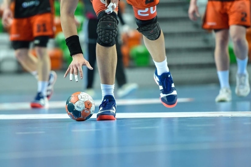 Reinigung von Sporthallenböden Das Problem mit HandballHarz